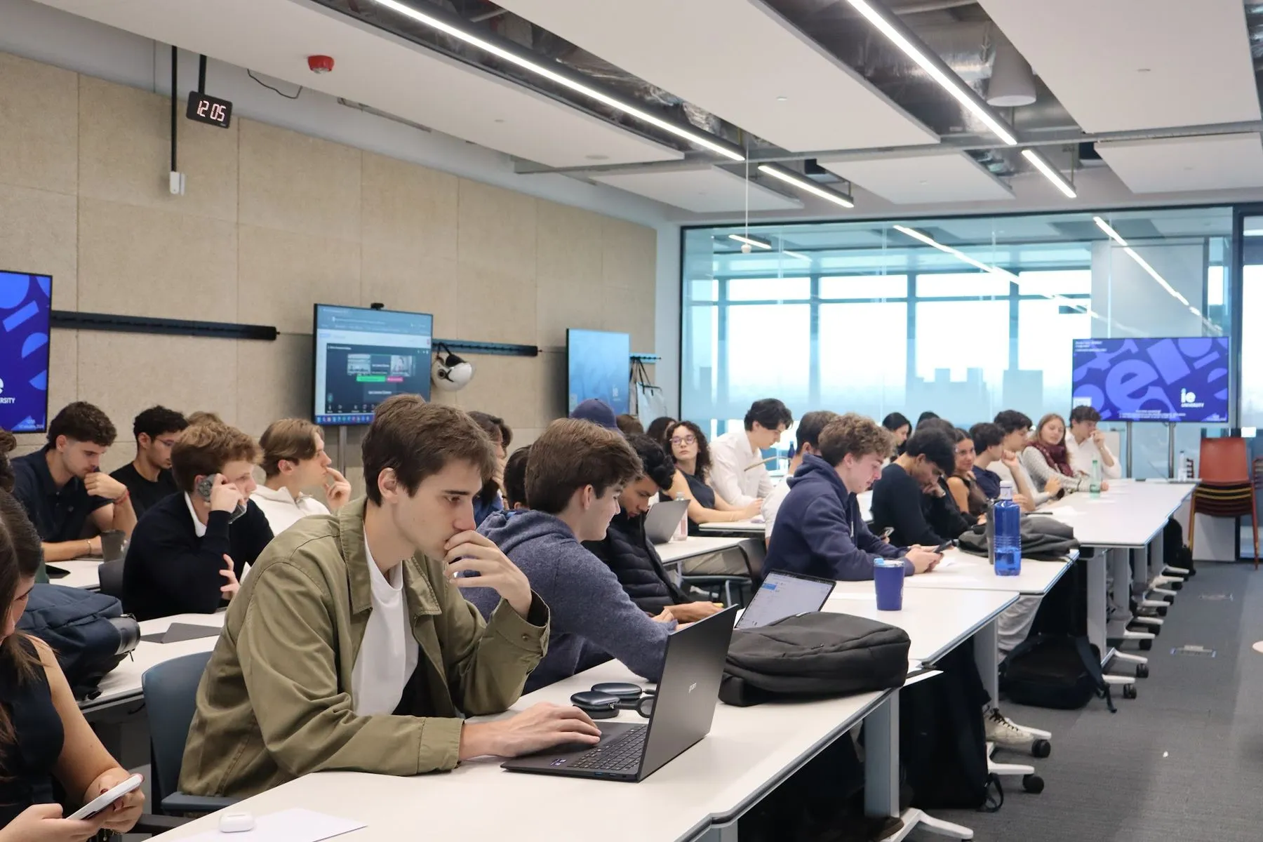 Un étudiant analyse des entreprises sur ATLAS pendant le lancement