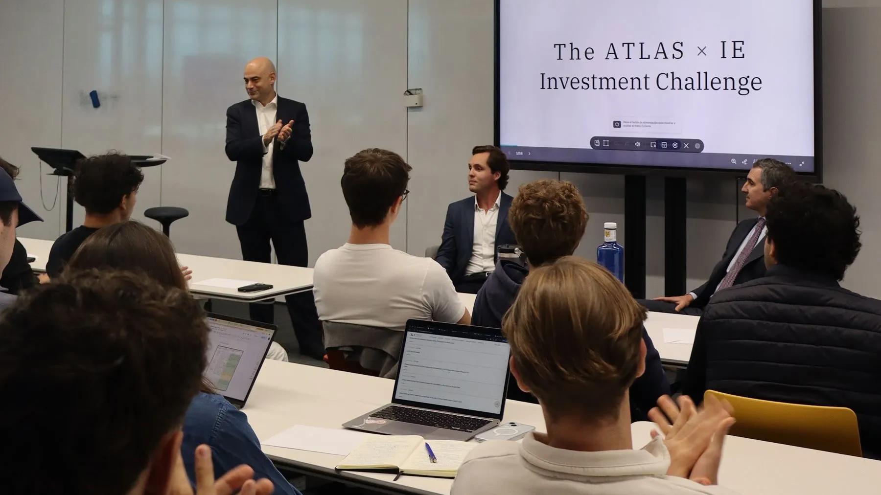 Des étudiants suivent le lancement de l’ATLAS × IE Investment Challenge