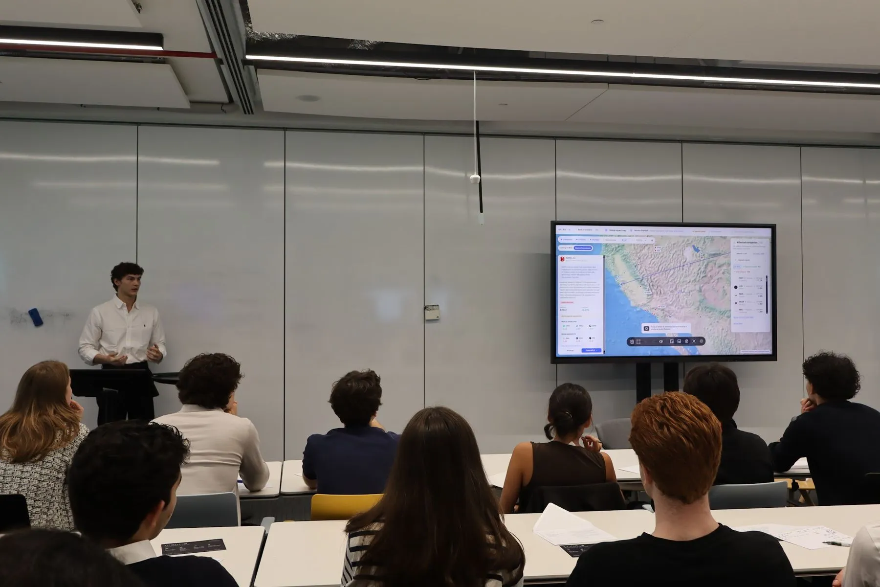 Un étudiant présente la carte des scénarios dans ATLAS pendant le lancement